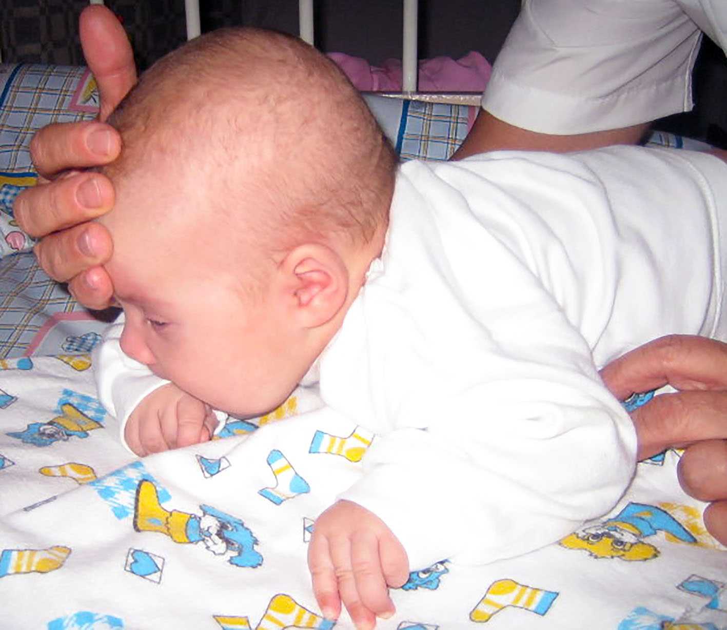 Как научить ребенка держать голову лежа на животе