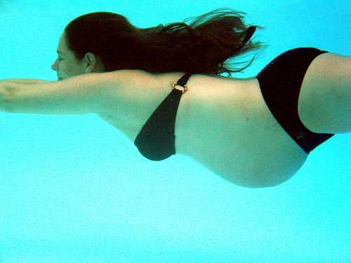 В бассейн на ранних сроках: можно ли ходить беременным и какие упражнения выбрать?