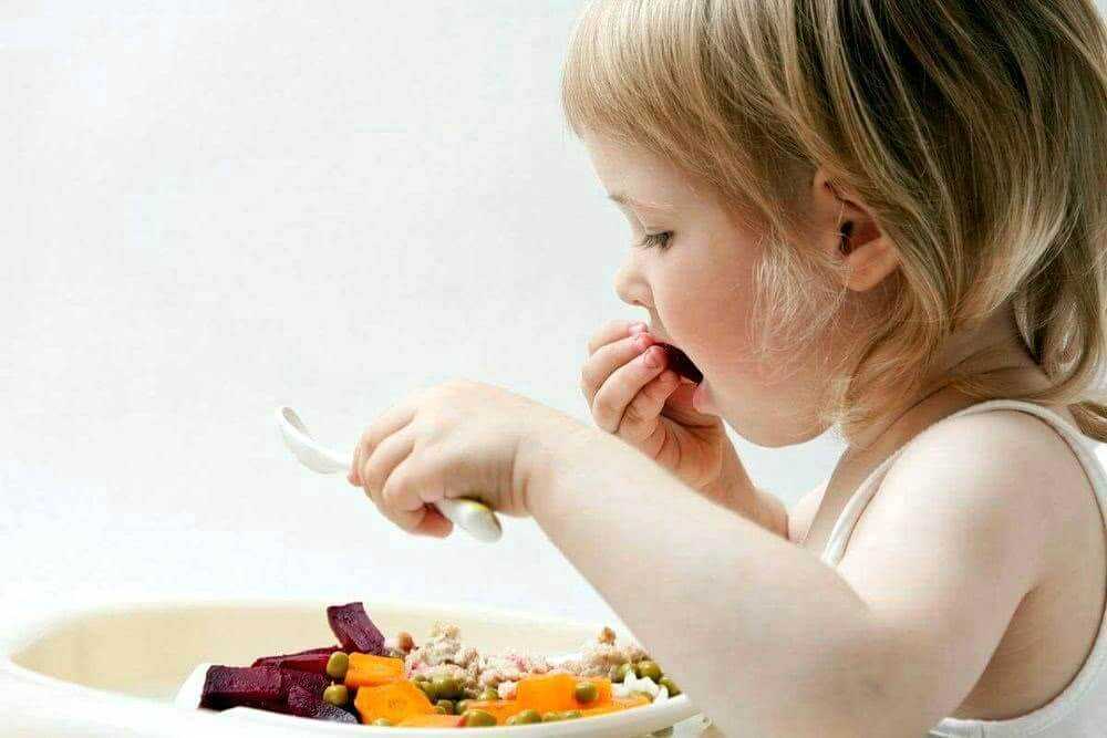 Грудной ребенок плохо ест: причины и что делать