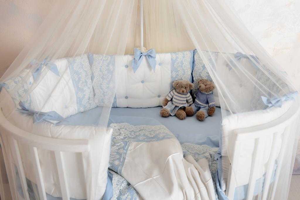 Комплекты в кроватку для новорожденных (32 фото): детские наборы с бампером, 7 предметов, комплект белья для круглой кровати, набор с балдахином