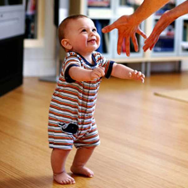 Как научить ребенка ходить самостоятельно, во сколько месяцев дети начинают ходить