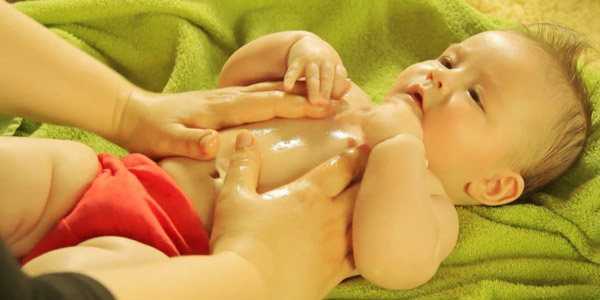 6 техник и 8 запретов для проведения массажа животика при коликах у младенца