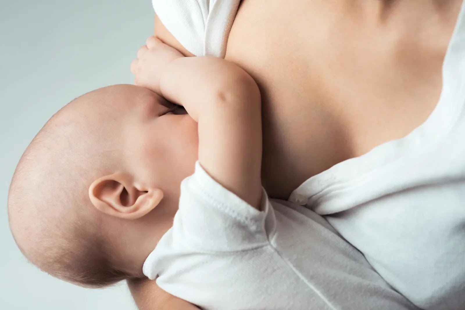 Ребенок отказывается от грудного молока и плачет: что делать