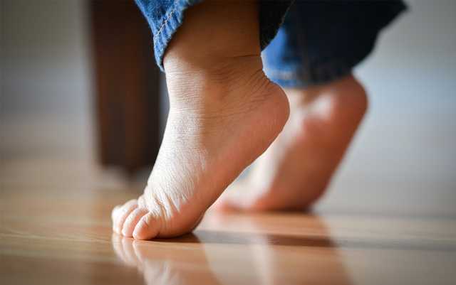 Ребёнок ходит на носочках. причины 1, 2, 3 года. что делать, как отучить, массаж, упражнения. что говорит комаровский
