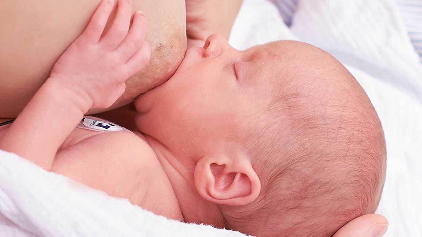 До скольки лет можно кормить ребёнка грудью: лучший возраст для прекращения кормления