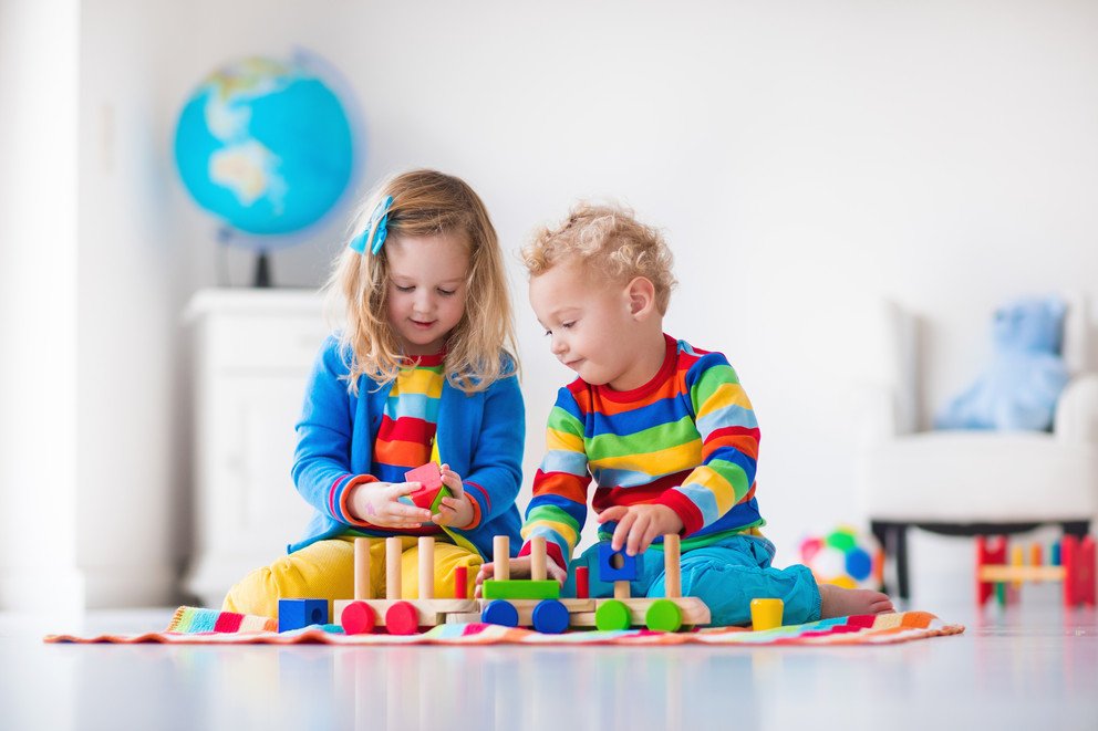 Малыши не всегда любят делиться игрушками, но этому можно постепенно научить, хотя некоторые психологи считают, что этого делать не нужно