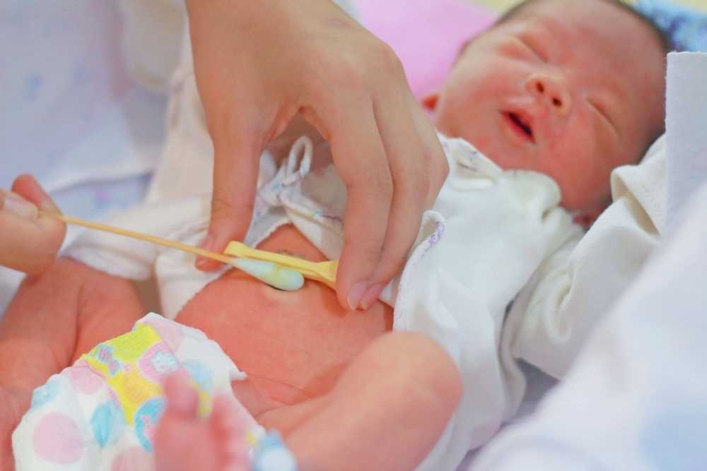 Гигиена новорождённой девочки: особенности ухода за половыми органами