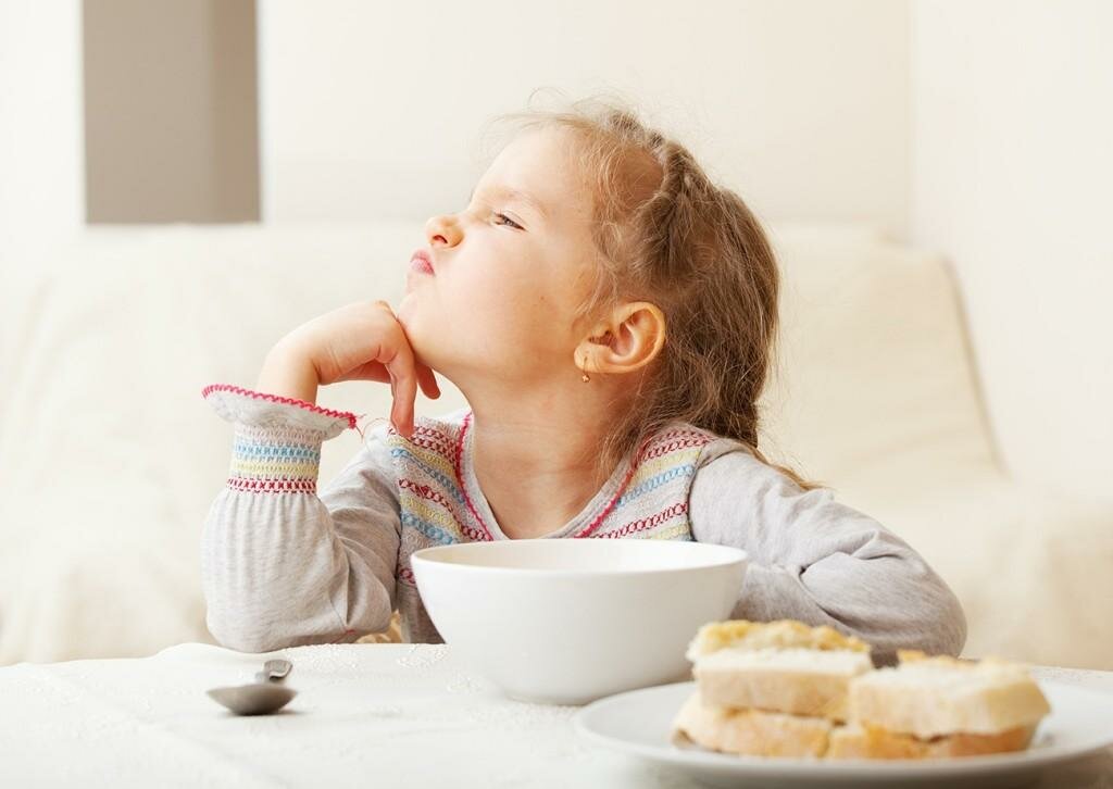 Проблемы с питанием у 3 месячного ребенка: почему стал плохо есть смесь, молоко
