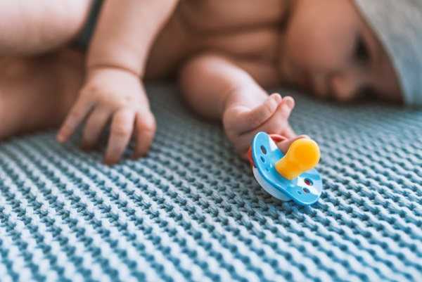 Как приучить новорожденного ребенка к пустышке?