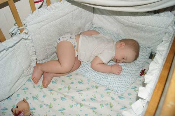 Подушка со скольки месяцев можно. Укладывать новорожденного на подушку животиком. Выкладываем грудничка животиком на подушку. Выкладывание ребенка на живот на подушку.