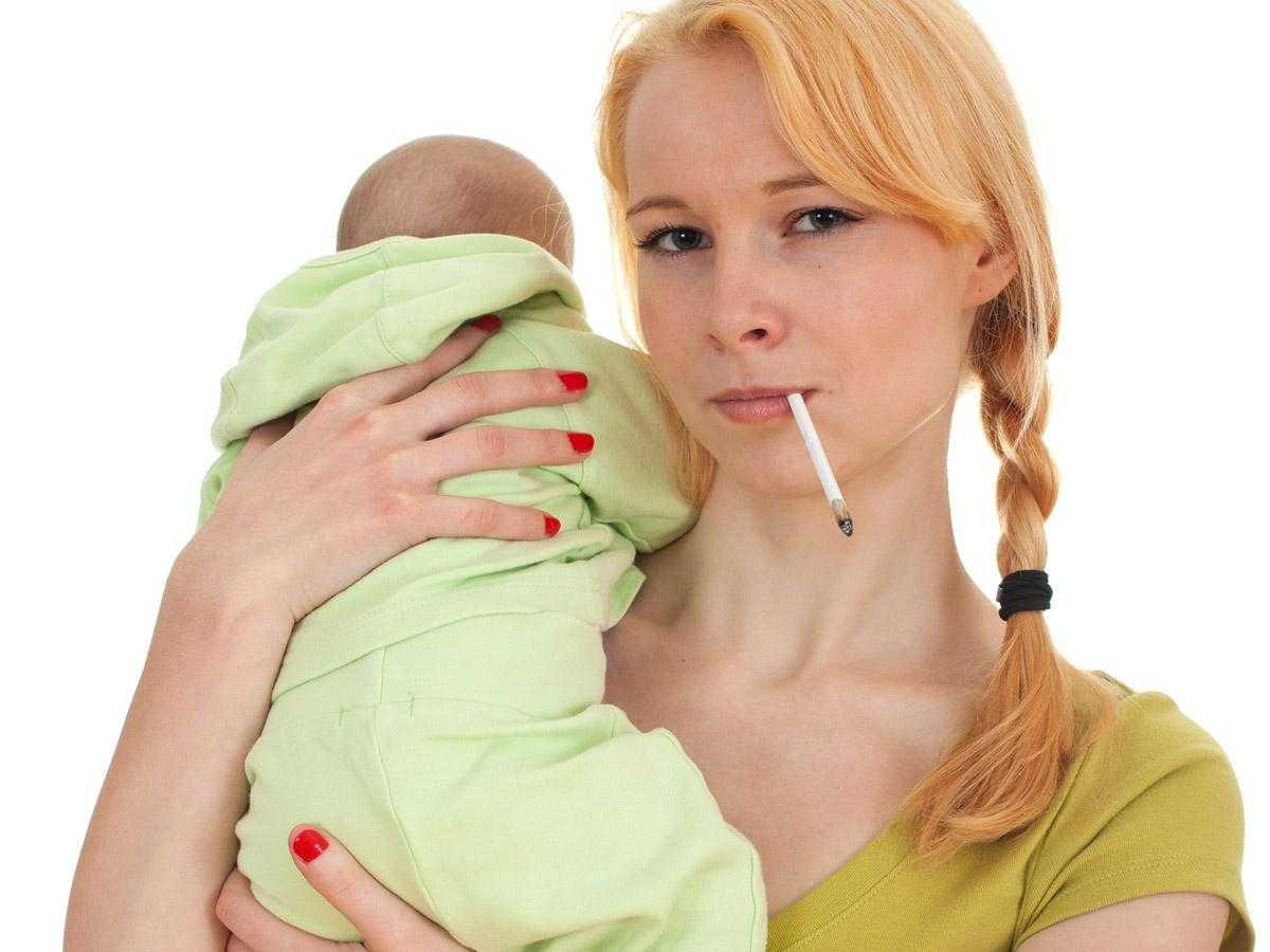 Молодые мамы подростки. Ранняя беременность. Молодая мама курит. Курящие молодые мамы. Курящая мама с ребенком.