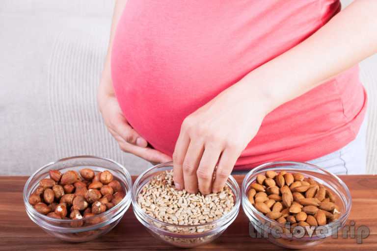 Грецкие орехи при беременности: свойства и можно ли есть свежие, кушать масло из них, чем полезны и в чем вред для женщин на ранних сроках, во время 2 и 3 триместра?