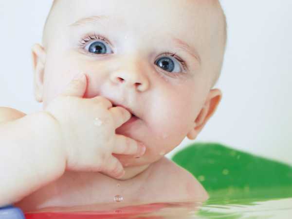 Слюни в 2 месяца у ребенка сильно текут: причины повышенного слюноотделения